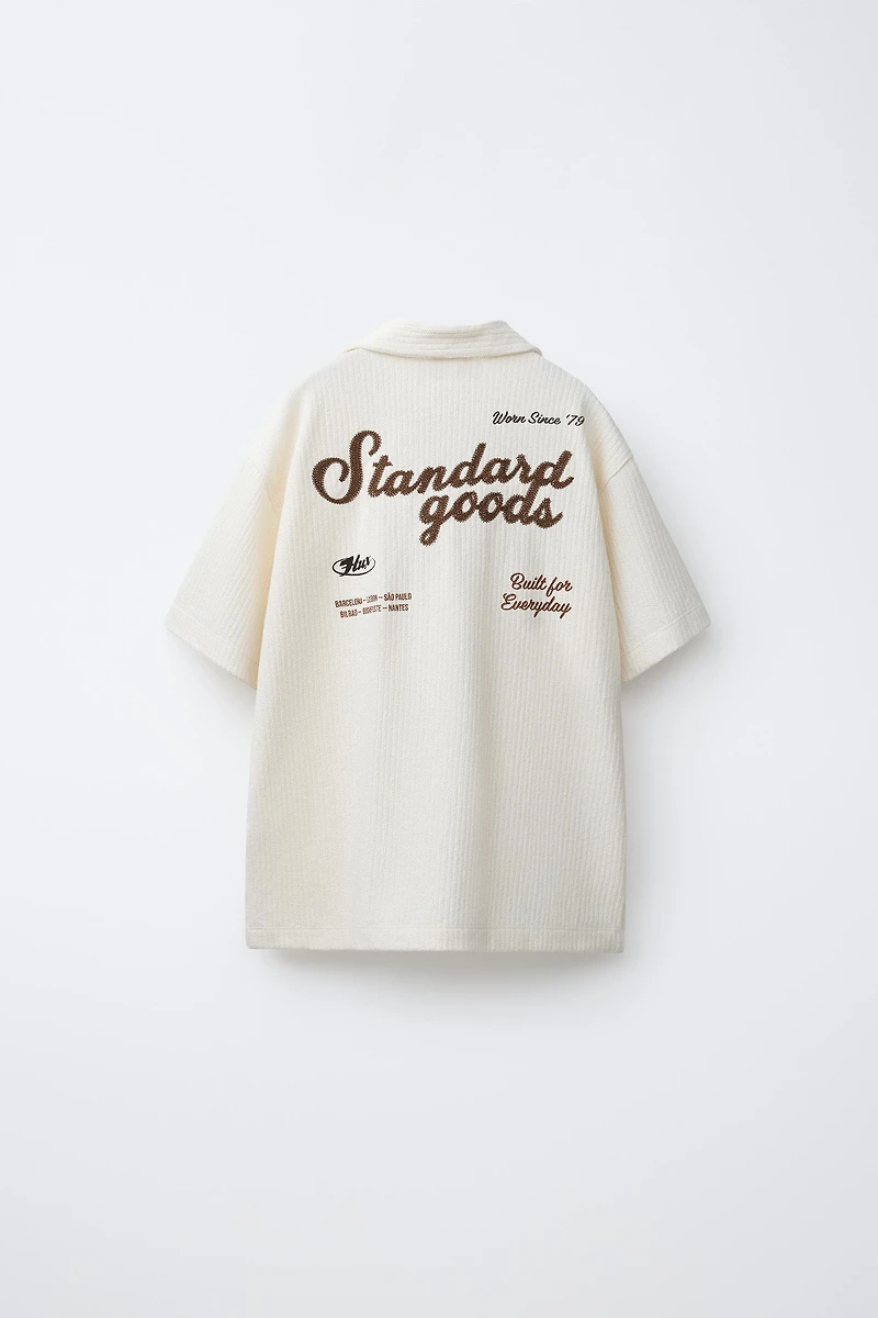 CHEMISE TEXTURÉE À INSCRIPTION