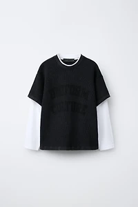 DOUBLE SLEEVE WAFFLE KNIT SHIRT WITH TEXT PRINT