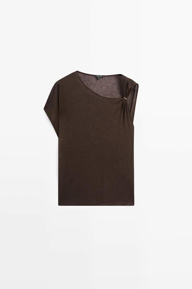 Asymmetric drop sleeve fluid top