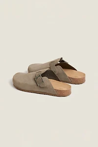 LEATHER CLOGS WITH BUCKLE
