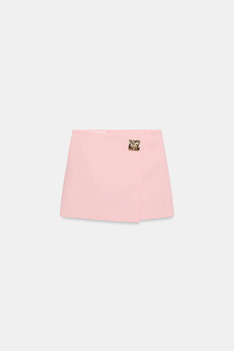 ASYMMETRIC SKORT WITH APPLIQUÉ