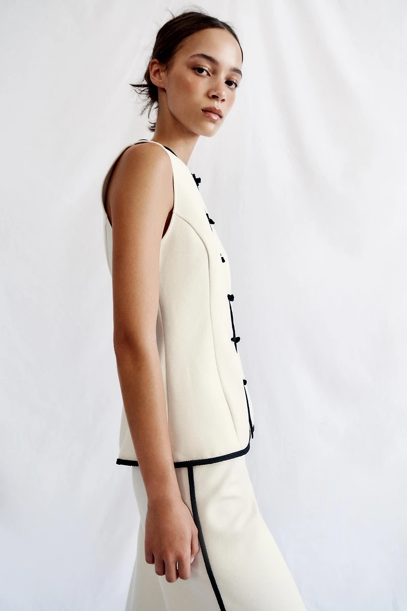 CONTRAST PIPING FROG FASTENING TOP