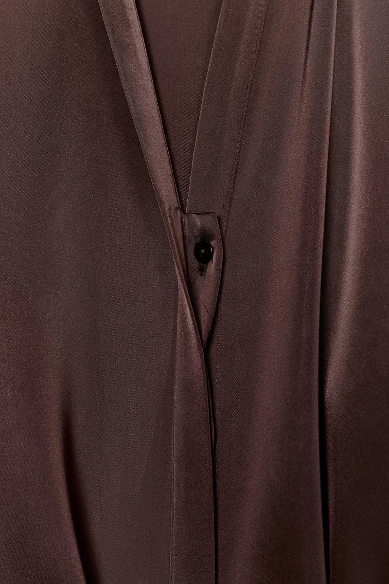 BLOUSE SATINÉE AVEC CEINTURE