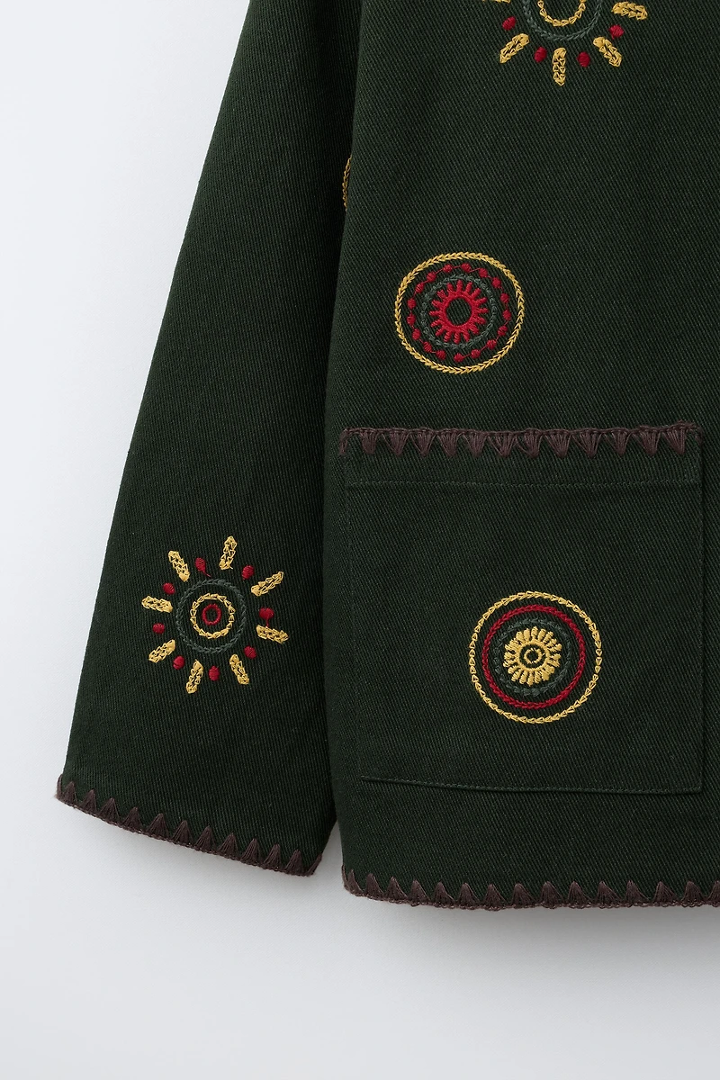 VESTE BRODERIES EN CONTRASTE