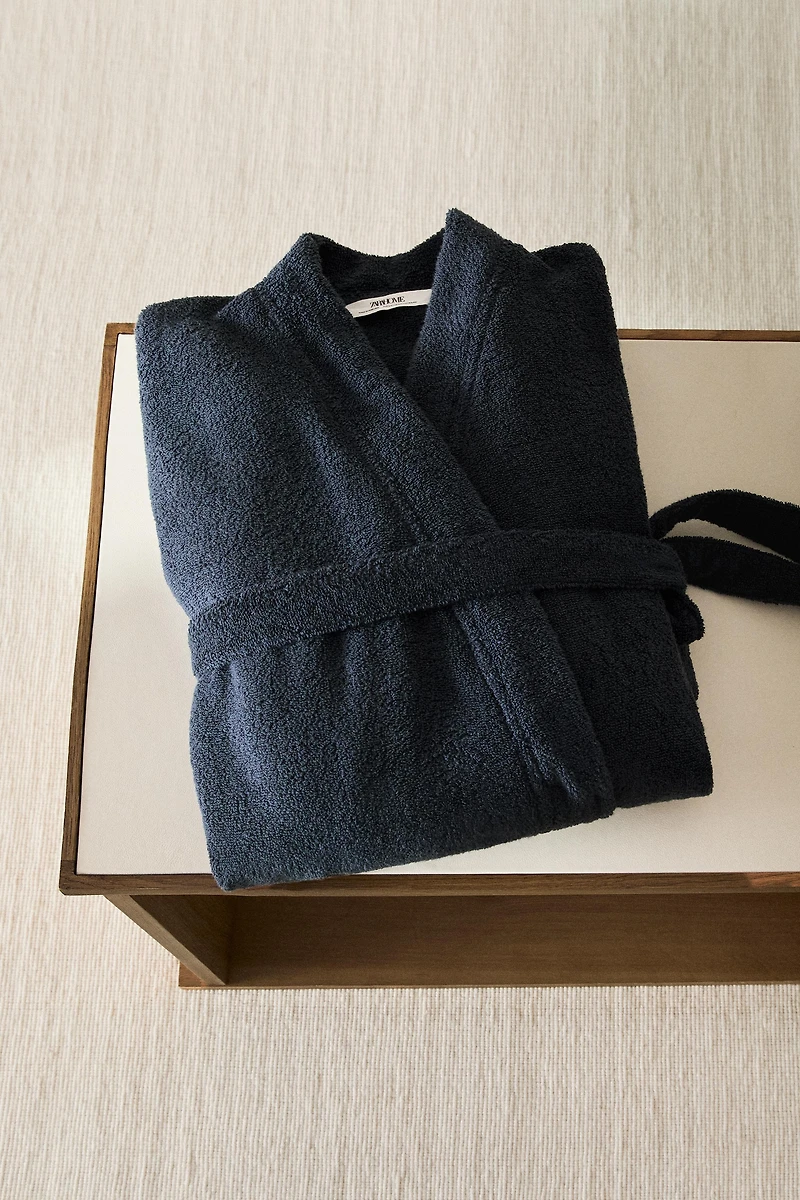 EXTRA SOFT BATHROBE WITH SCALLOPED EDGE (380 GxM²)