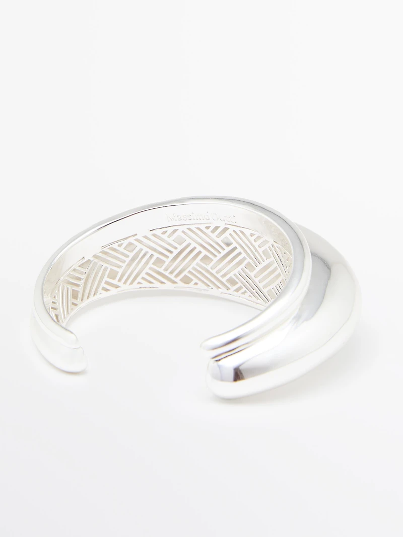 Rigid bracelet with voluminous design
