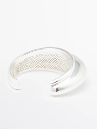 Rigid bracelet with voluminous design