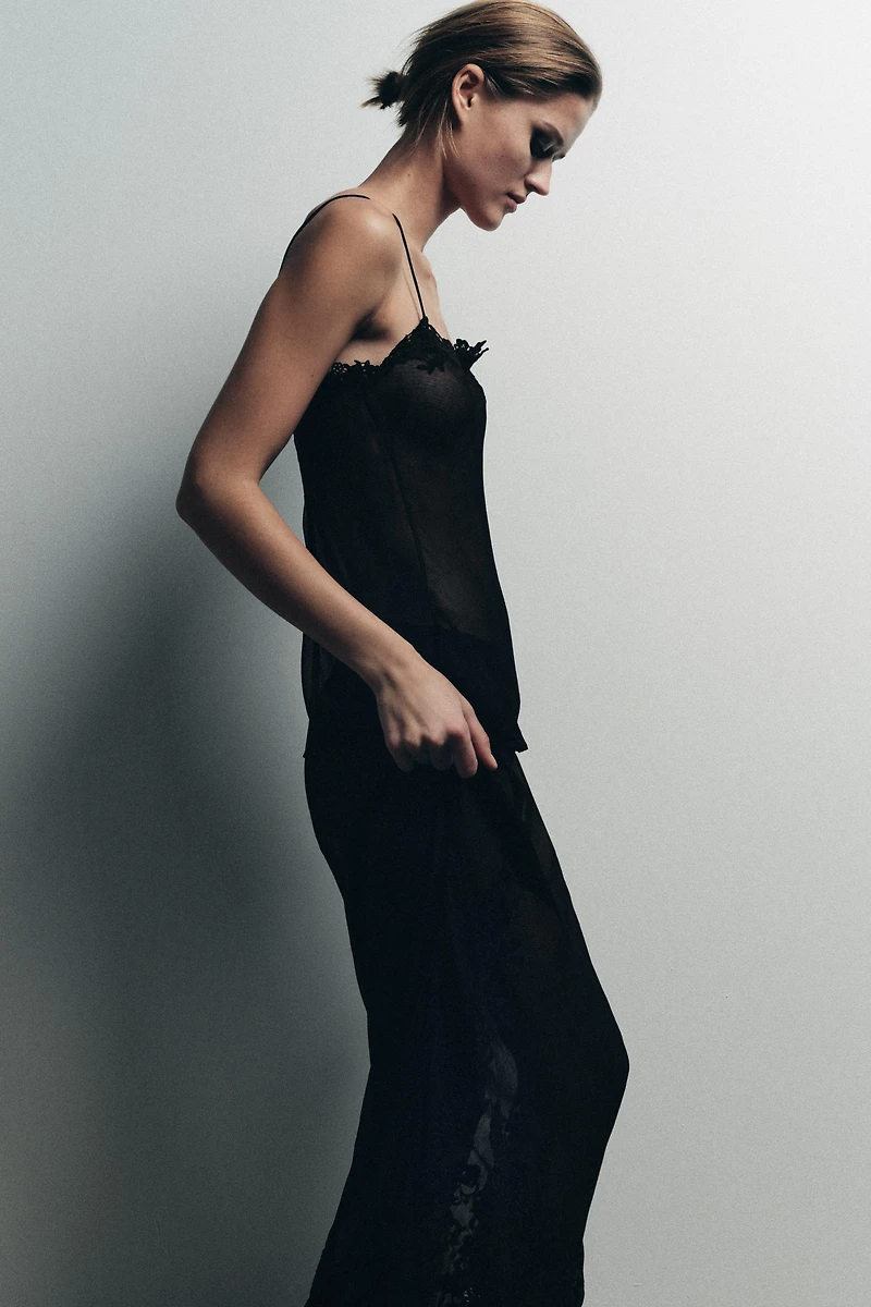 TOP EN CRÊPE GEORGETTE BRODÉ