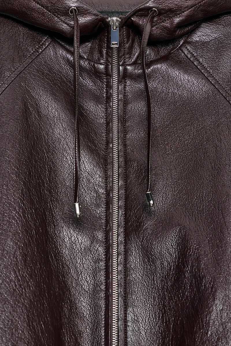 BLOUSON EN MATIÈRE SYNTHÈTIQUE AVEC CAPUCHE