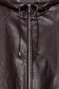 BLOUSON EN MATIÈRE SYNTHÈTIQUE AVEC CAPUCHE