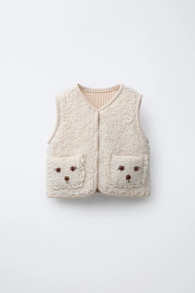 GILET EN MAILLE FAÇON PEAU DE MOUTON FLEURS BRODÉES