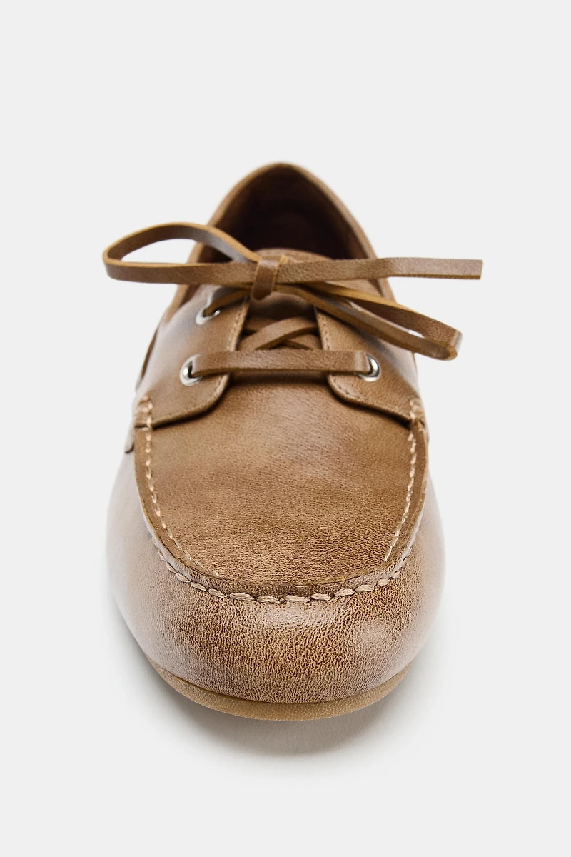 CHAUSSURES PLATES À LACETS
