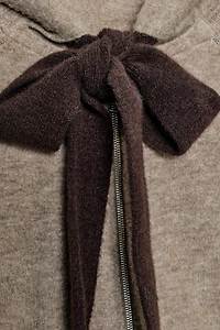 GILET EN MAILLE À CAPUCHE ET NŒUD