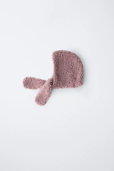 FLEECE HAT WITH NECK DETAIL