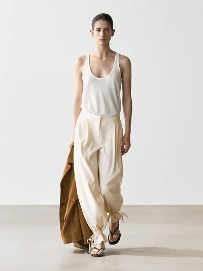 Flowing barrel fit trousers