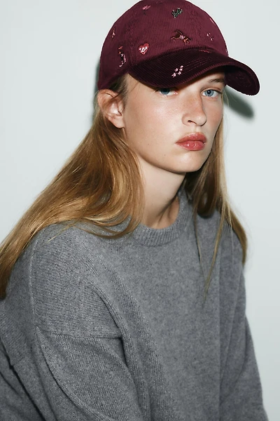 CASQUETTE EN VELOURS CÔTELÉ BRODÉ