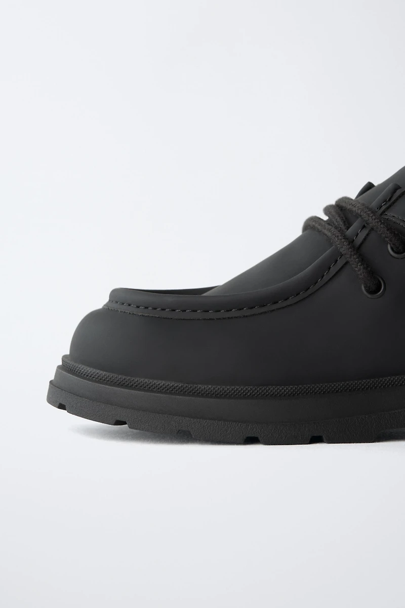 CHAUSSURES À BORD LARGE AVEC LISERÉ