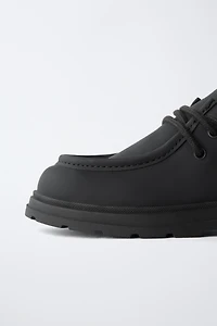 CHAUSSURES À BORD LARGE AVEC LISERÉ