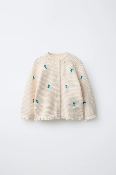 GILET EN MAILLE TEXTURÉE À FLEURS BRODÉES ET DENTELLE