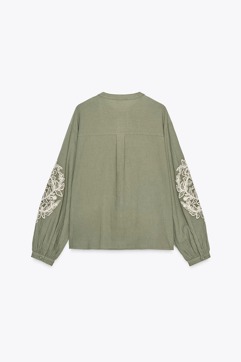 CONTRAST EMBROIDERY BLOUSE