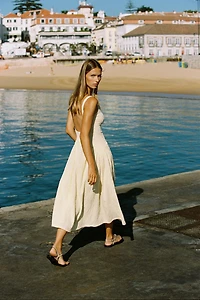ROBE À BRETELLES TEXTURÉE