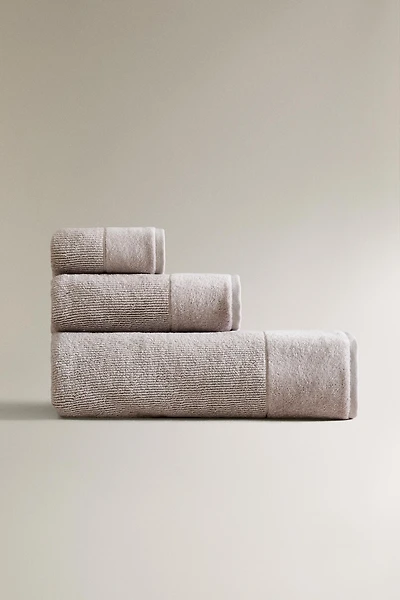 STRIPED TEXTURED BATH TOWEL