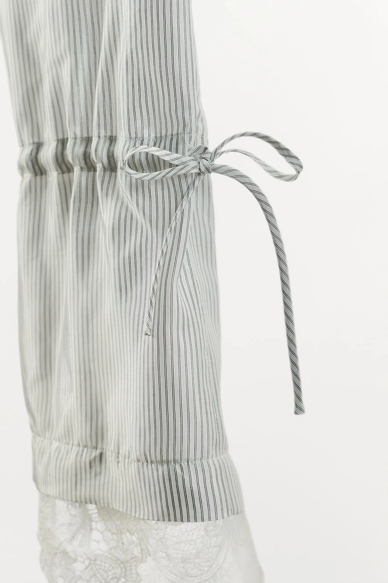 STRIPED LACE CAPRI PANTS