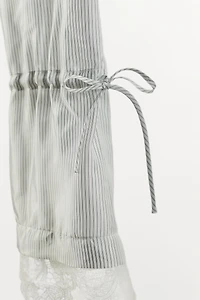STRIPED LACE CAPRI PANTS