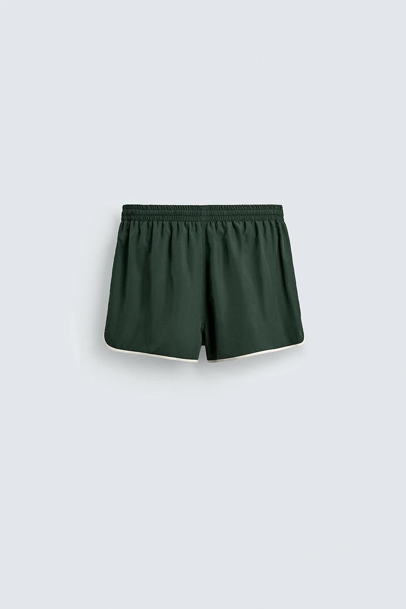 SHORT À LISERÉS CONTRASTANTS