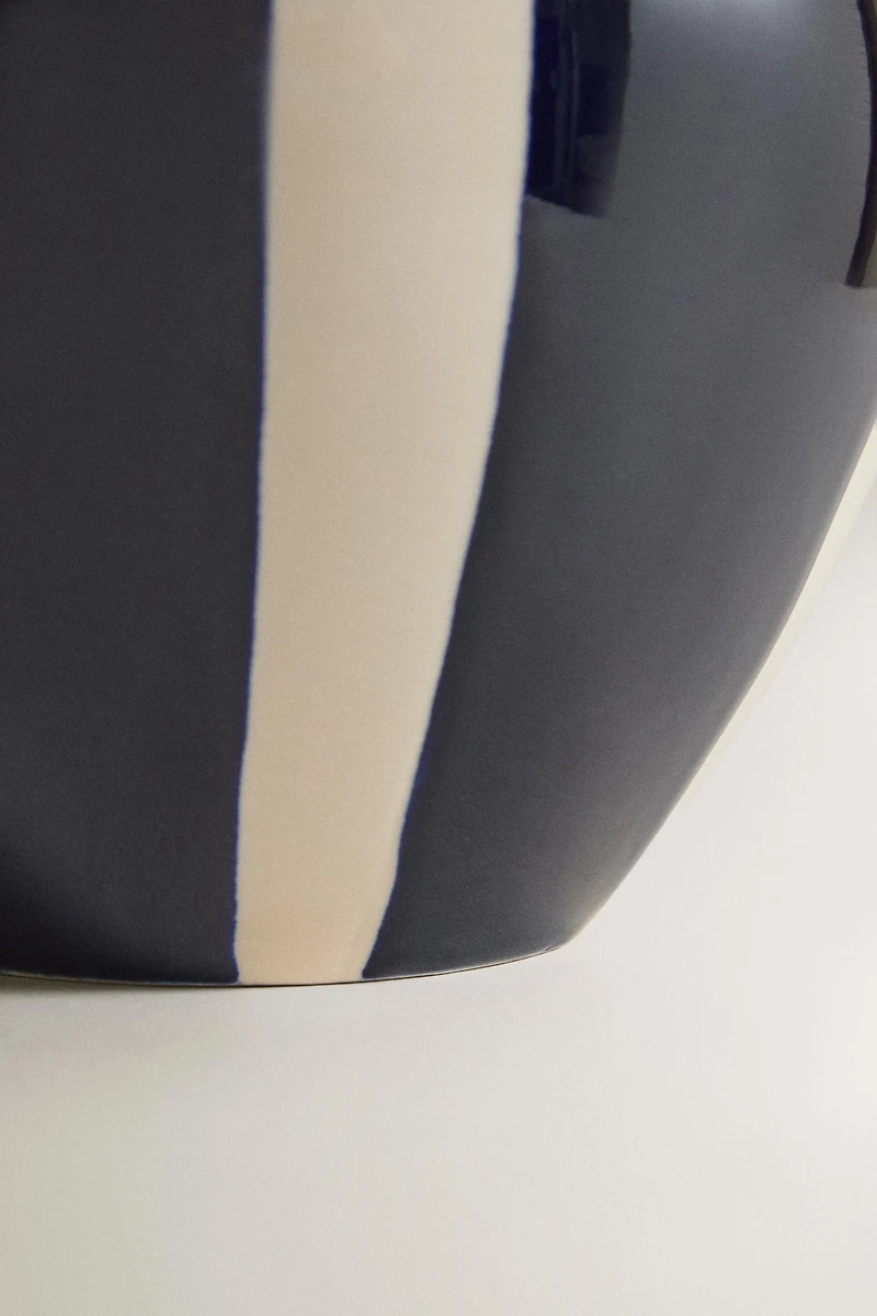 ROUND DECORATIVE CERAMIC VASE