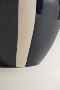 ROUND DECORATIVE CERAMIC VASE