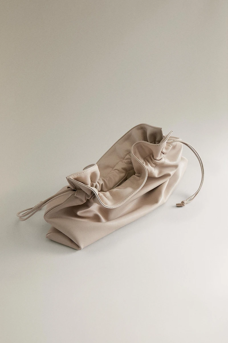 GRAND SAC CLUTCH EN CUIR NAPPA, DAIM ET PIED