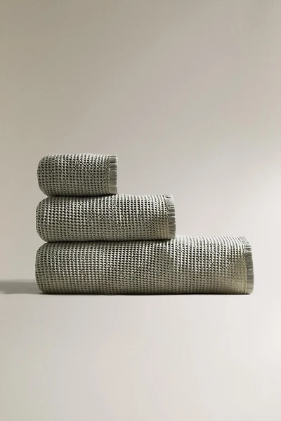 MINI WAFFLE-KNIT BATH TOWEL