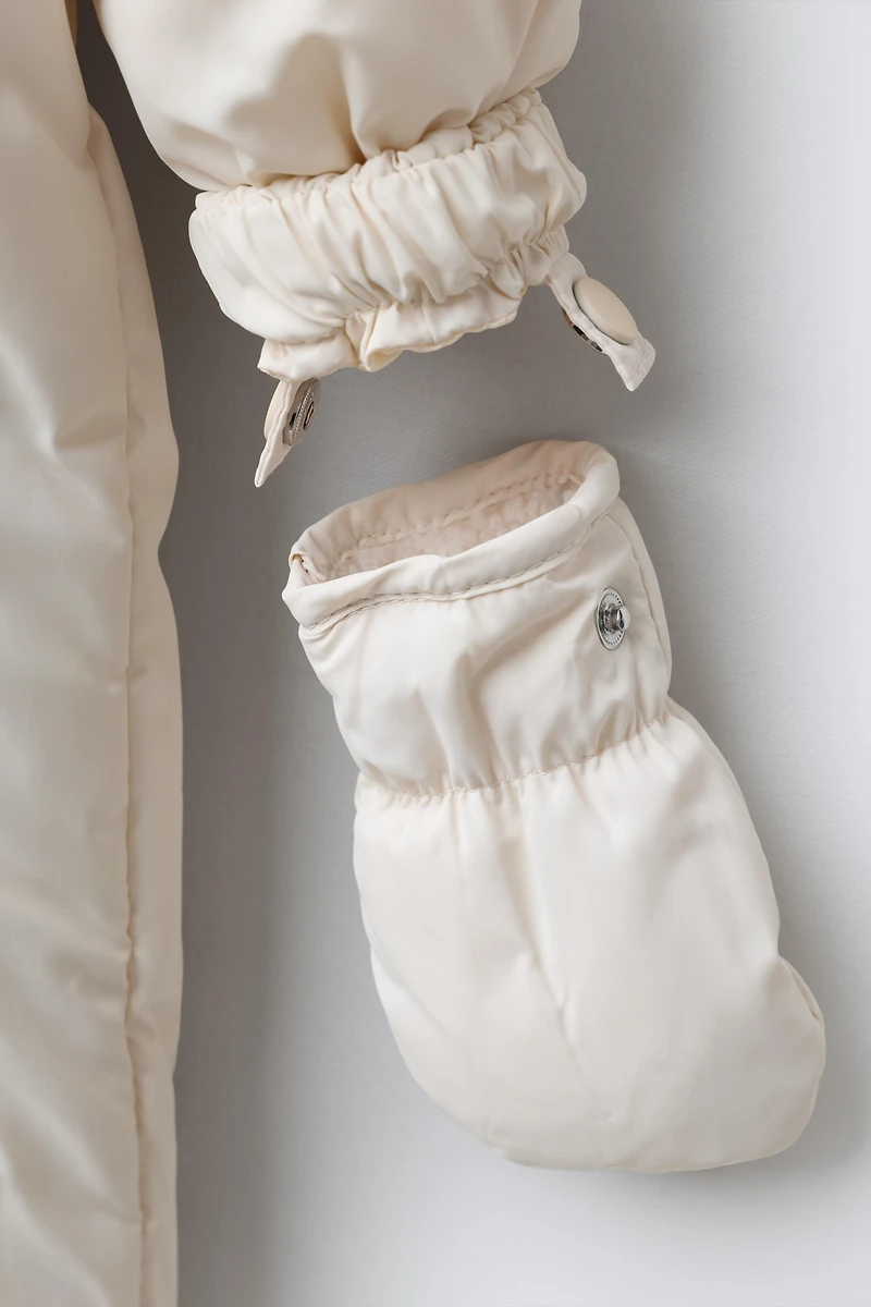 COMBINAISON EN NYLON AVEC MOUFLES ET CHAUSSONS AMOVIBLES