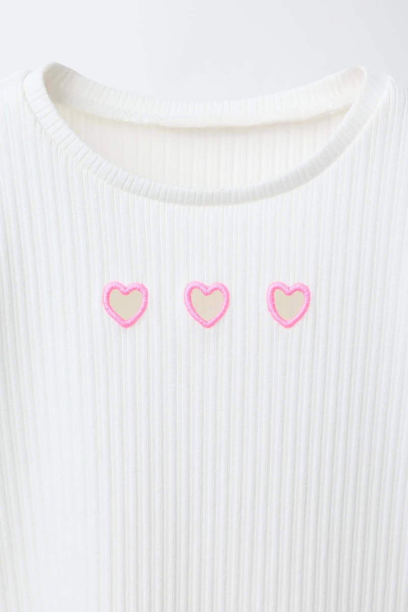 T-SHIRT CÔTELÉ CŒURS CUT OUT