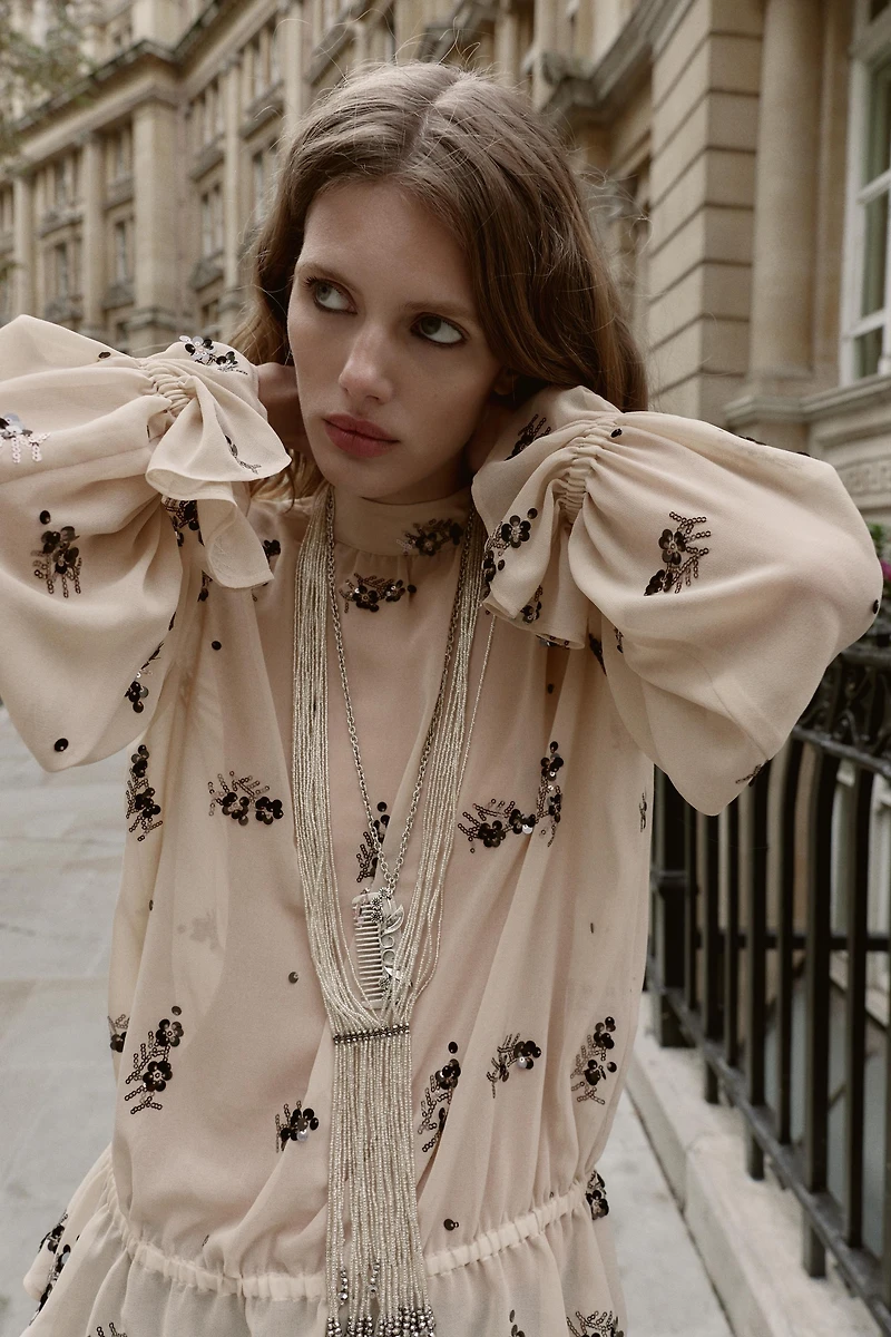 BLOUSE SEMI-TRANSPARENTE À PAILLETTES