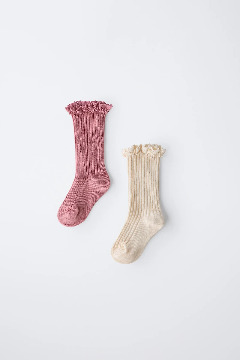 LOT DE DEUX PAIRES CHAUSSETTES EN DENTELLE