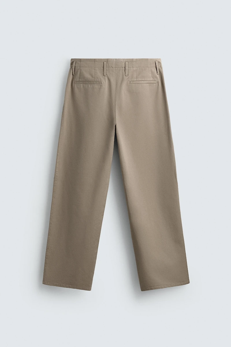 PANTALON CHINO À PLIS