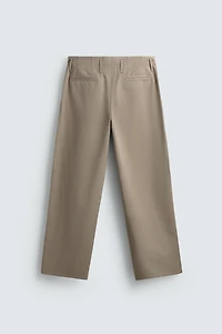PANTALON CHINO À PLIS