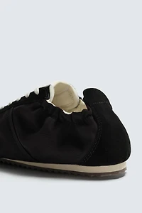 RETRO-STYLE SNEAKERS