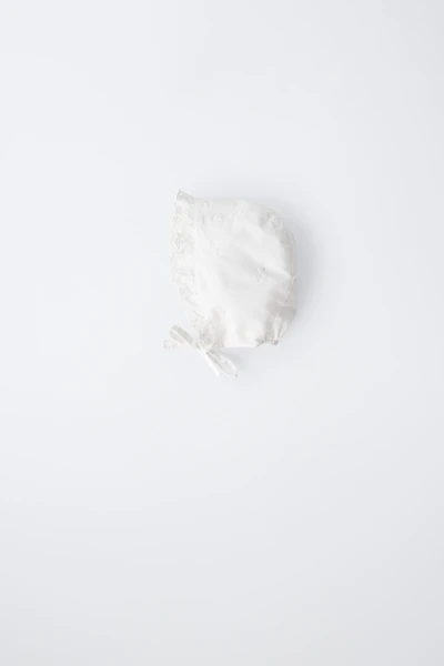 EMBROIDERED RUFFLE BONNET