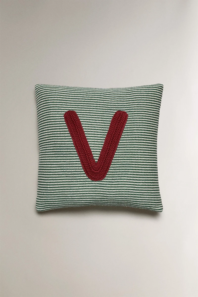 COUSSIN ENFANT BRODERIE LETTRE V