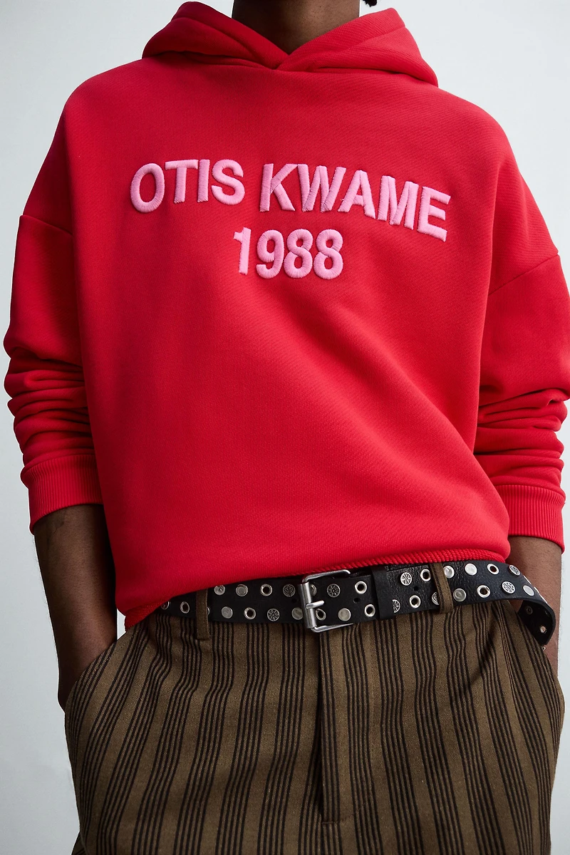 SWEAT À CAPUCHE BRODÉ © OTIS KWAME KYE QUAICOE