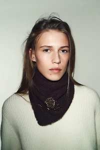 KNIT BANDANA WITH FLORAL BEADS