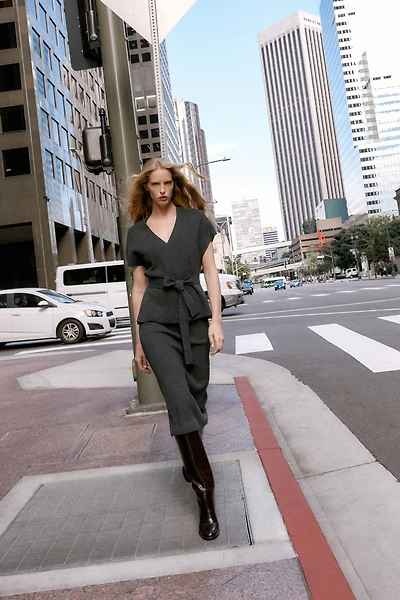 GILET EN MAILLE AVEC CEINTURE