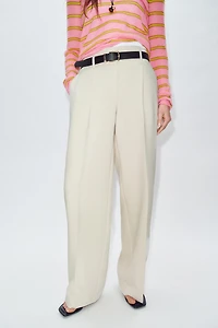 PANTALON DROIT À PINCES AVEC CEINTURE