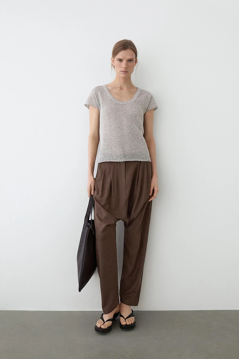 Short sleeve knit sweater with thread detail