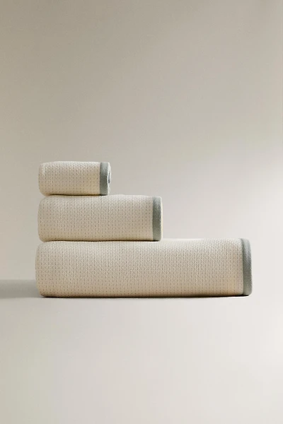 TEXTURED BATH TOWEL WITH TOPSTITCHING