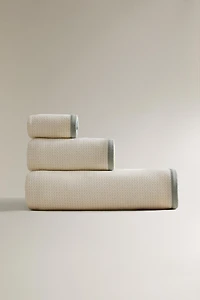 TEXTURED BATH TOWEL WITH TOPSTITCHING