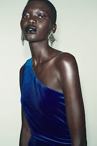 ROBE MI-LONGUE ASYMÉTRIQUE EN VELOURS